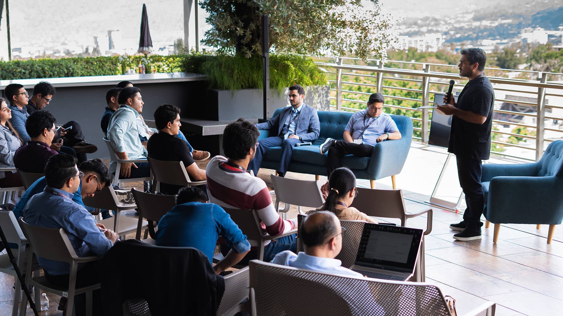 An open session at DevWeek 26 on a terrace in San Salvador